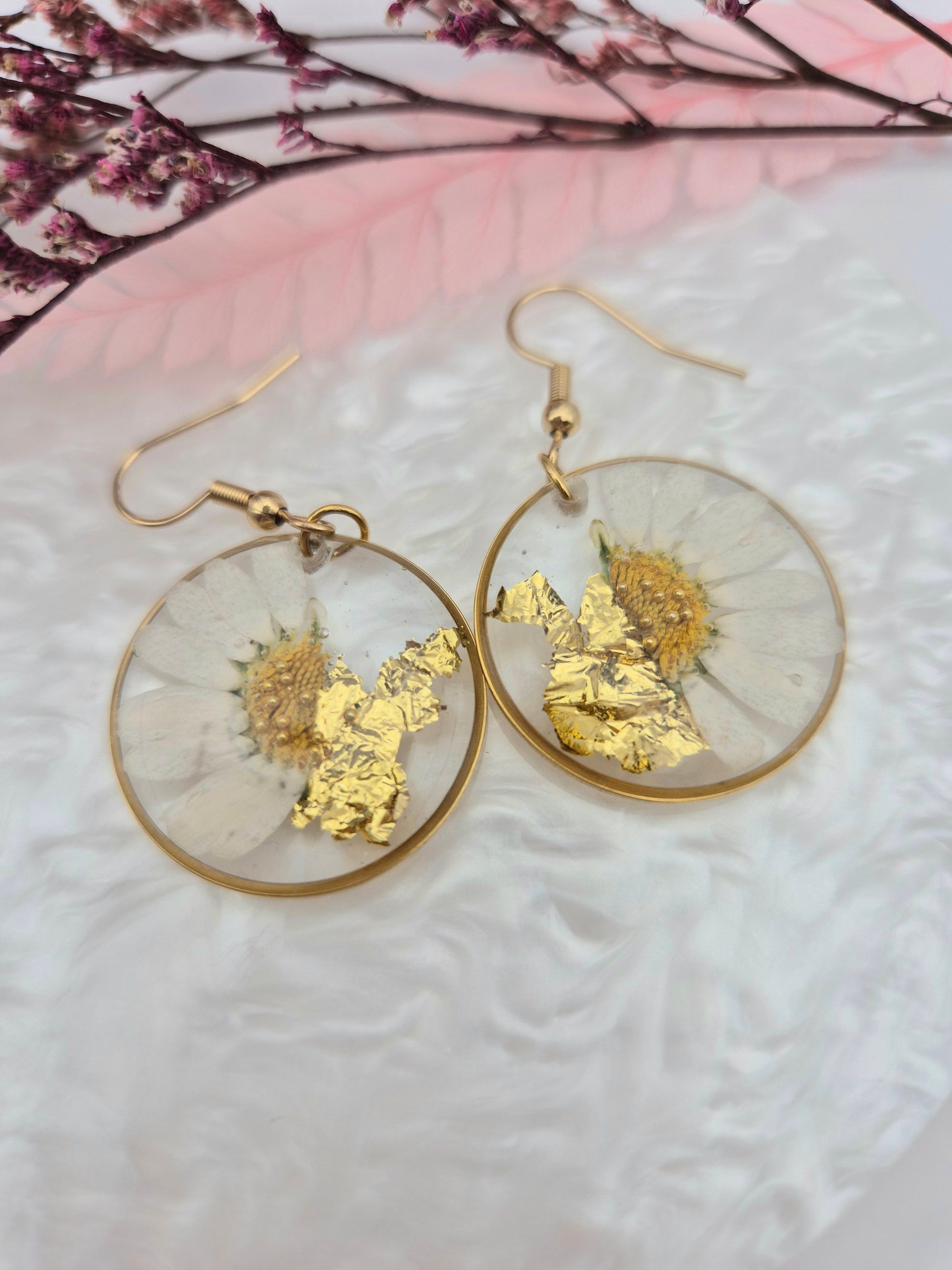 Boucles d’oreilles anneaux dorés – Marguerite et éclat d’or en transparence