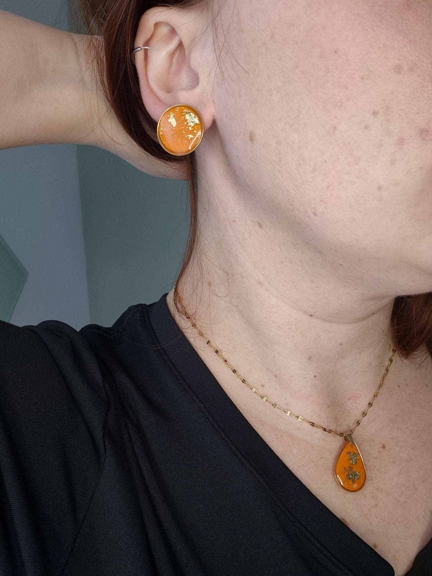 Pendentif doré en forme de goutte avec pâte polymère orange et feuille dorée