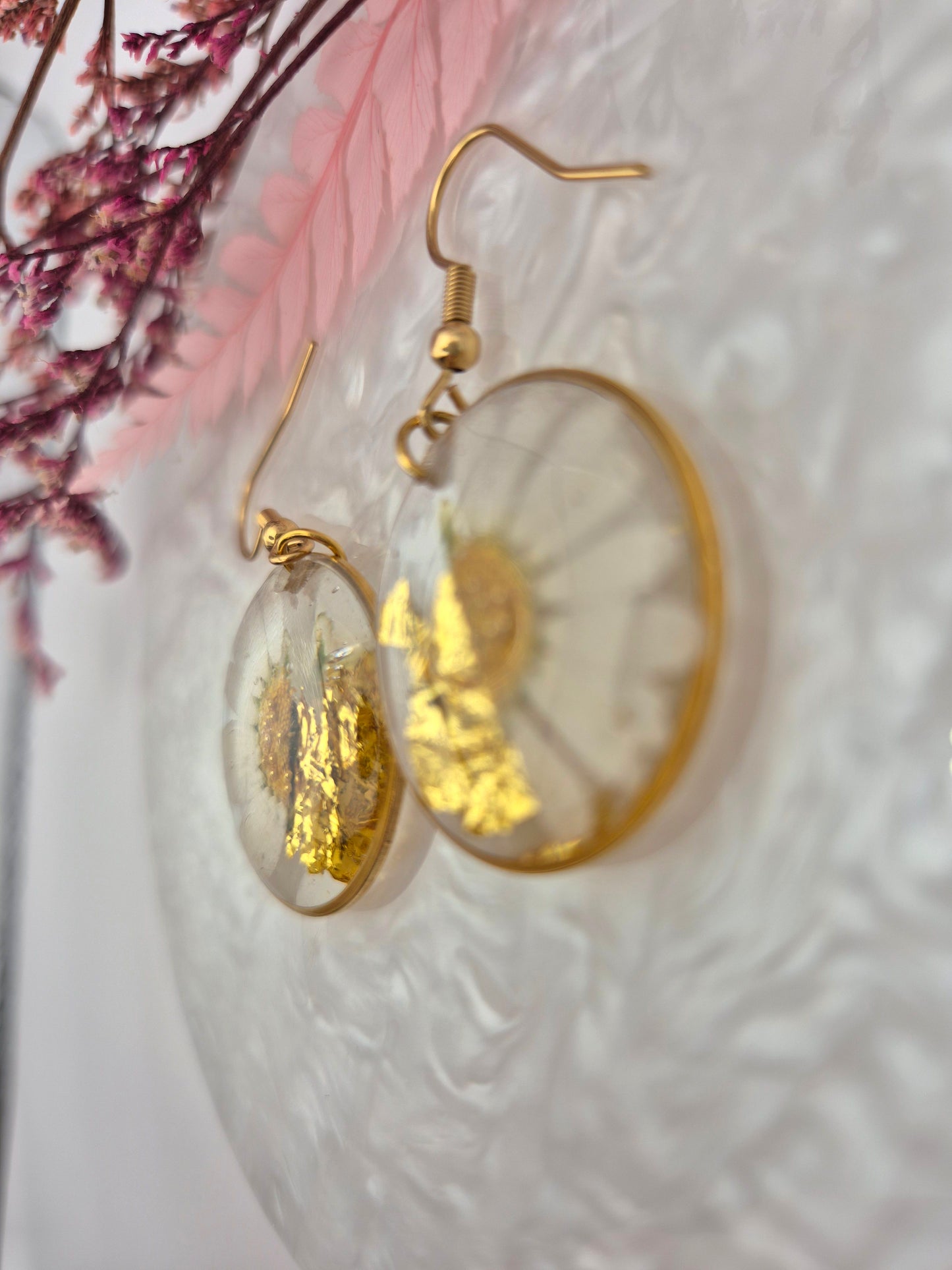 Boucles d’oreilles anneaux dorés – Marguerite et éclat d’or en transparence