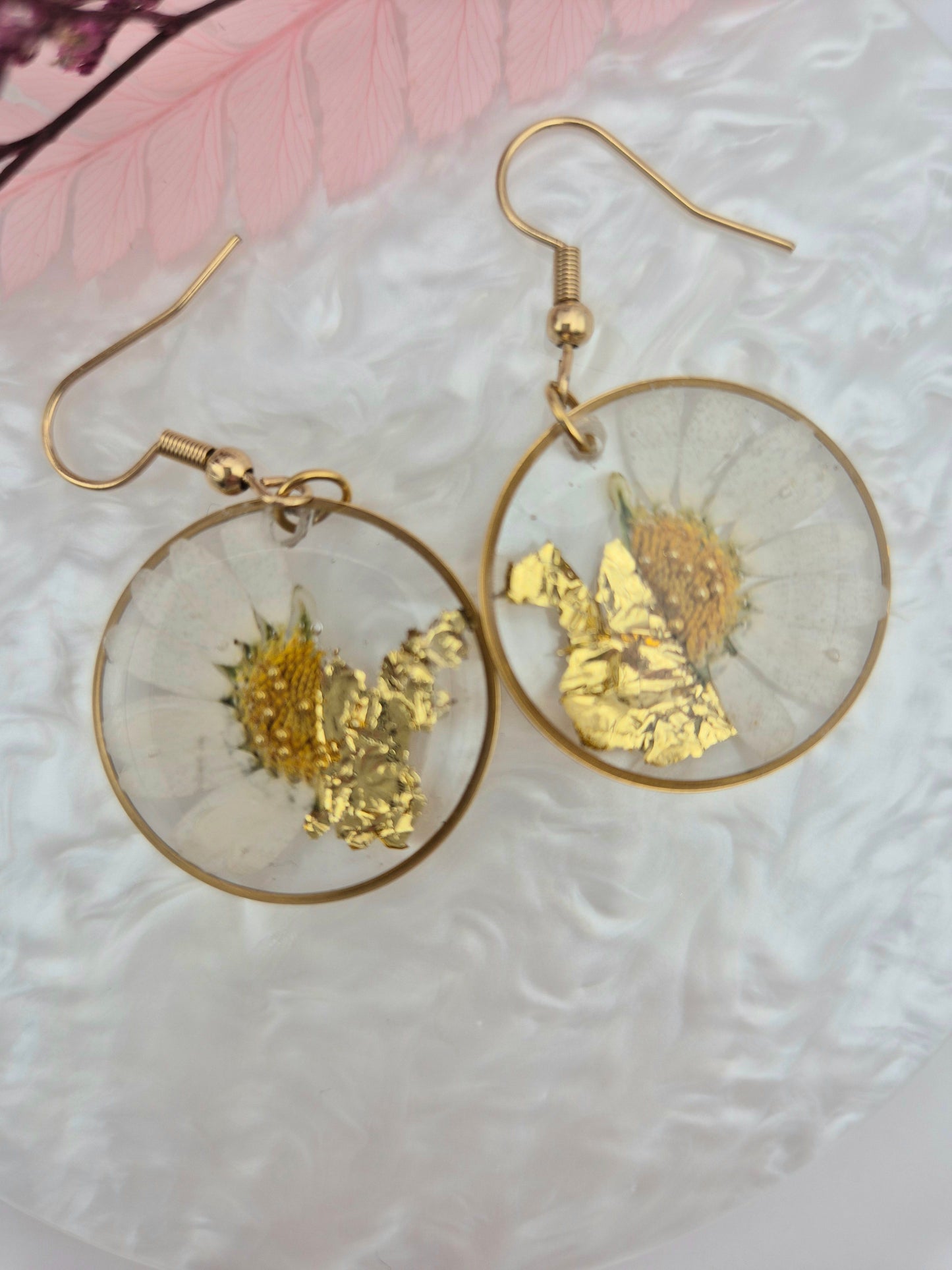 Boucles d’oreilles anneaux dorés – Marguerite et éclat d’or en transparence