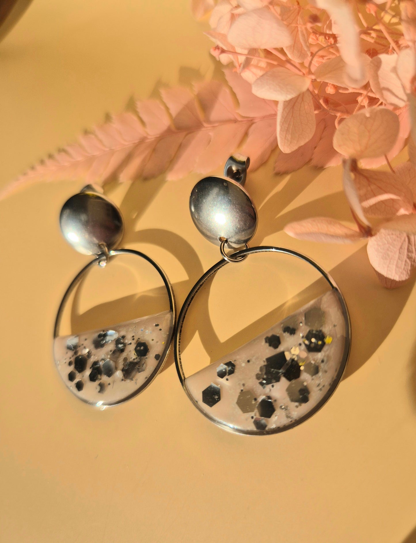 Boucles d’oreilles “Lune Rosée” – Acier inoxydable & pâte polymère scintillante
