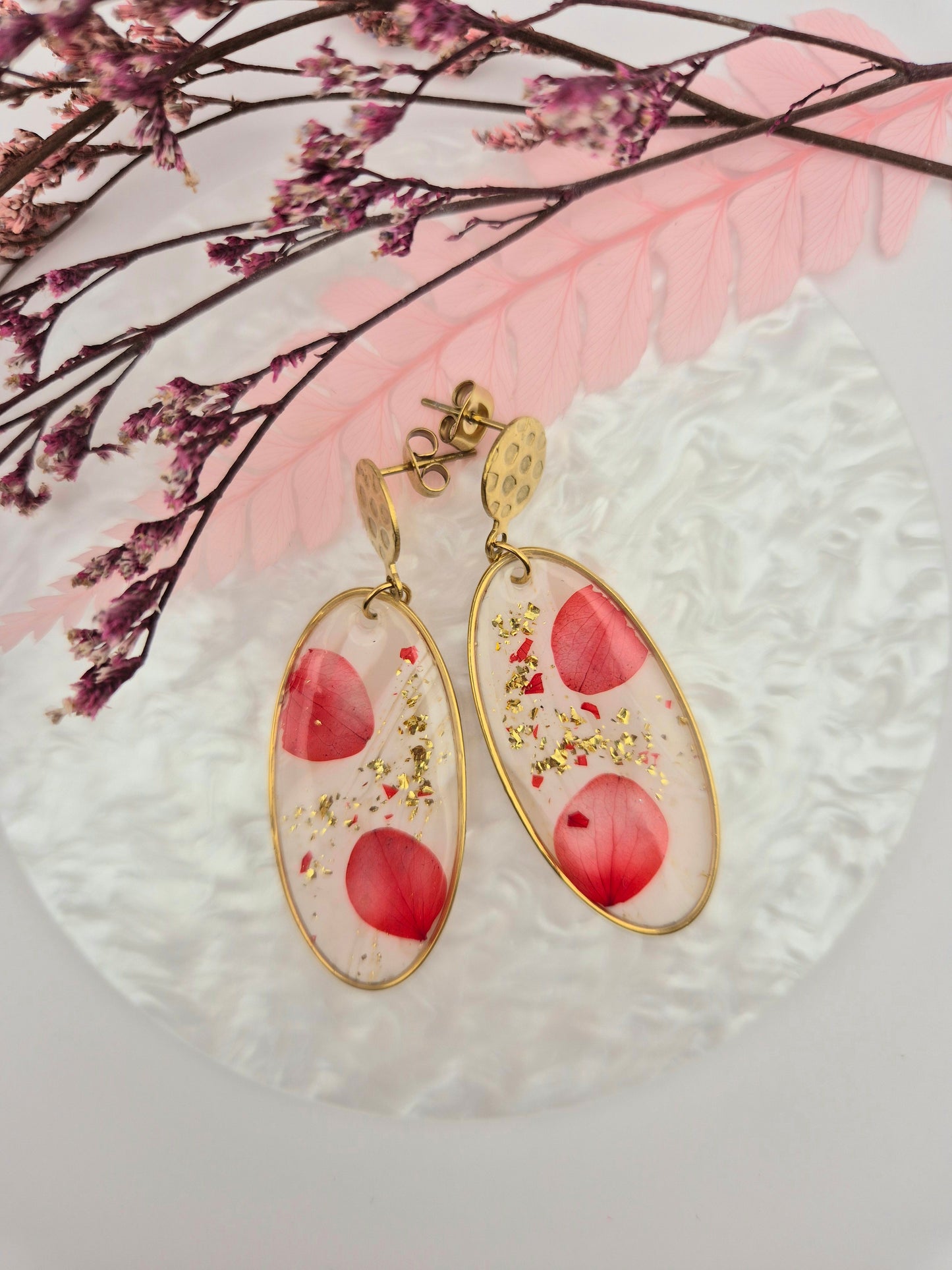 Boucles d’oreilles ovales – Élégance florale et dorure raffinée
