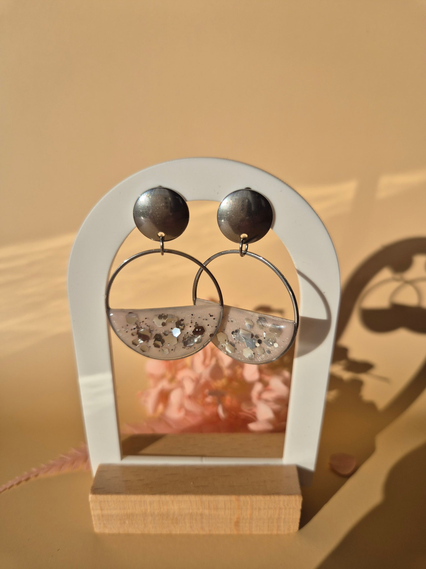 Boucles d’oreilles “Lune Rosée” – Acier inoxydable & pâte polymère scintillante
