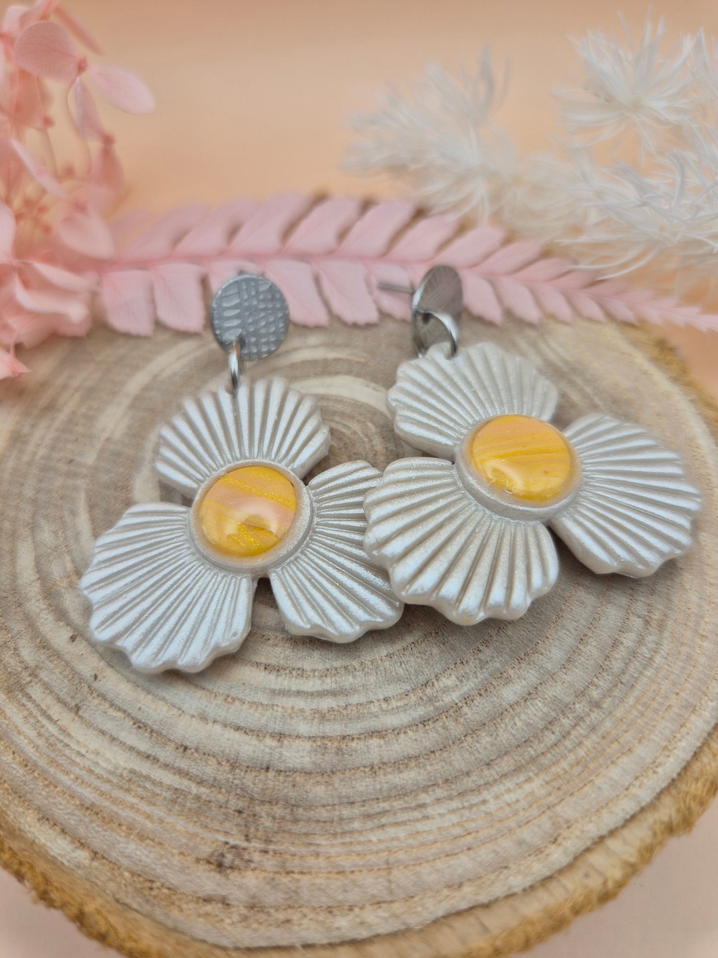 Boucles d’oreilles “Fleur de Douceur” – Blanc nacré & cœur orange pastel