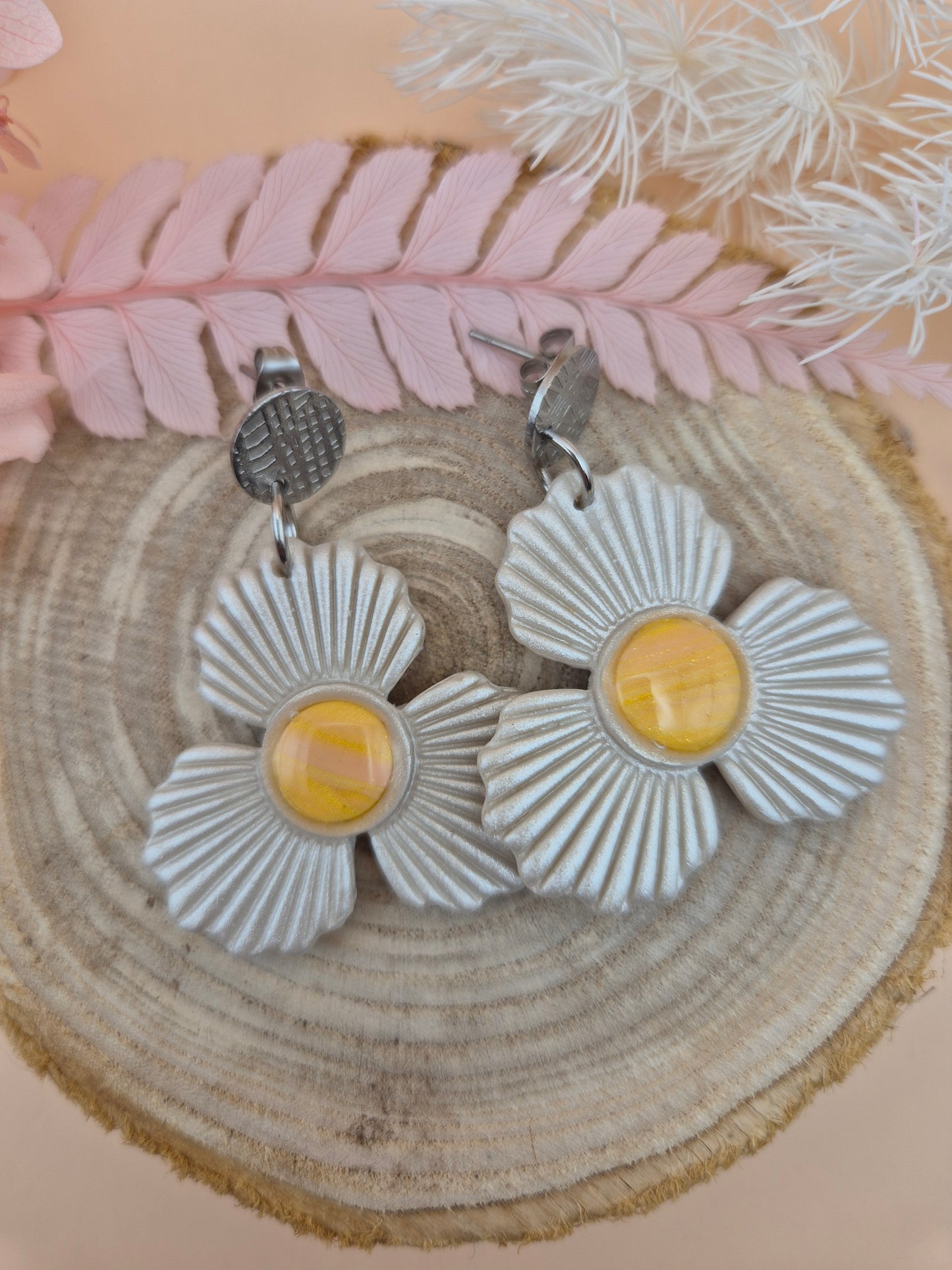 Boucles d’oreilles “Fleur de Douceur” – Blanc nacré & cœur orange pastel