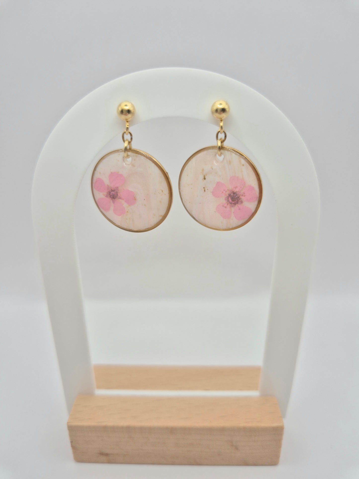 Petites boucles d’oreilles anneaux dorés – Douceur florale et transparence délicate