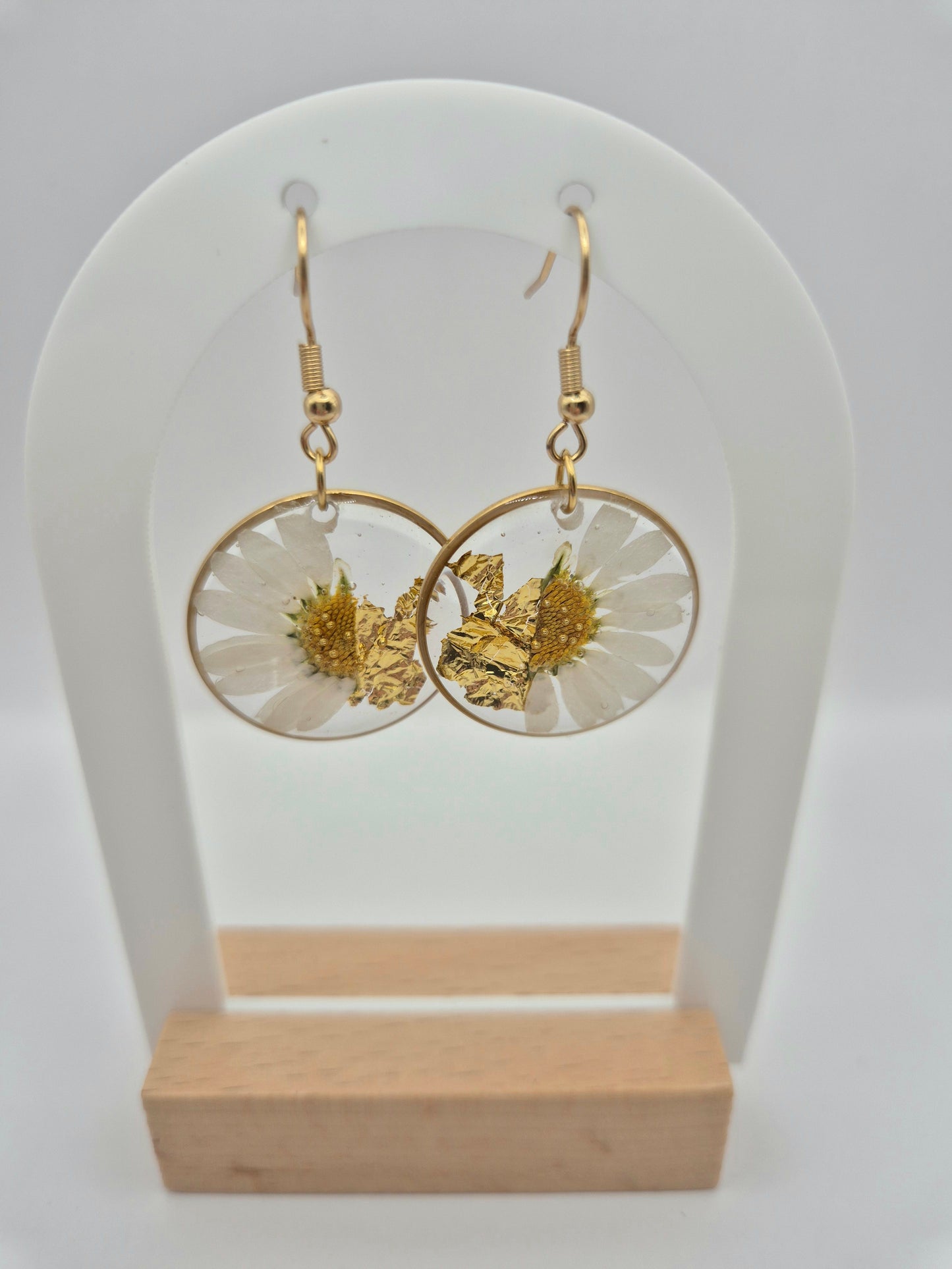Boucles d’oreilles anneaux dorés – Marguerite et éclat d’or en transparence