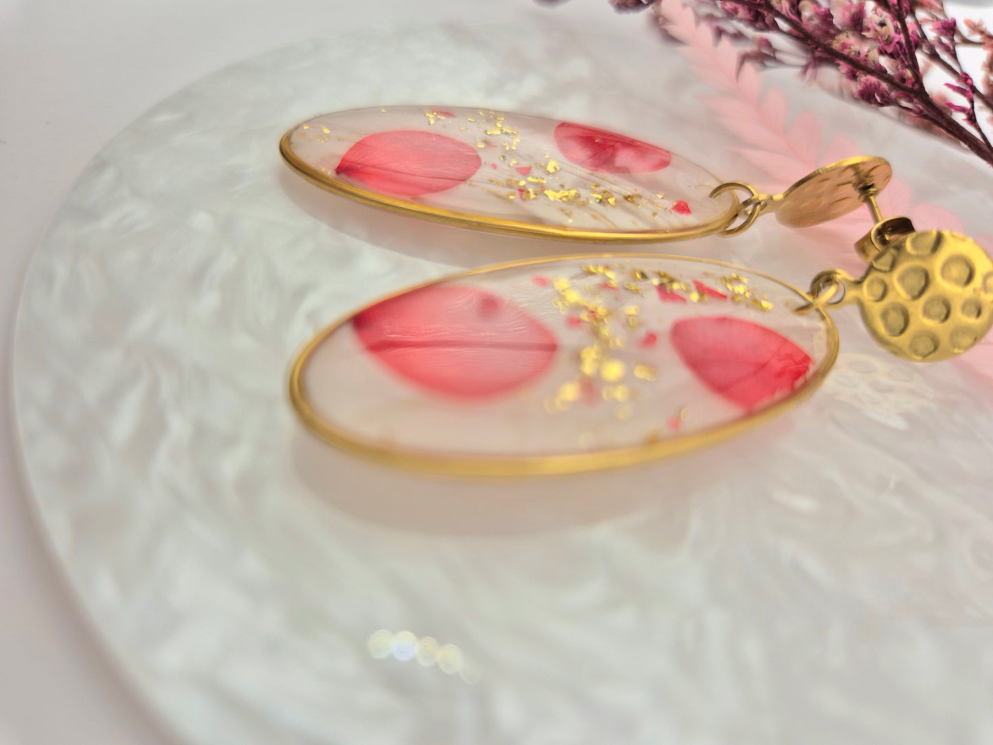 Boucles d’oreilles ovales – Élégance florale et dorure raffinée