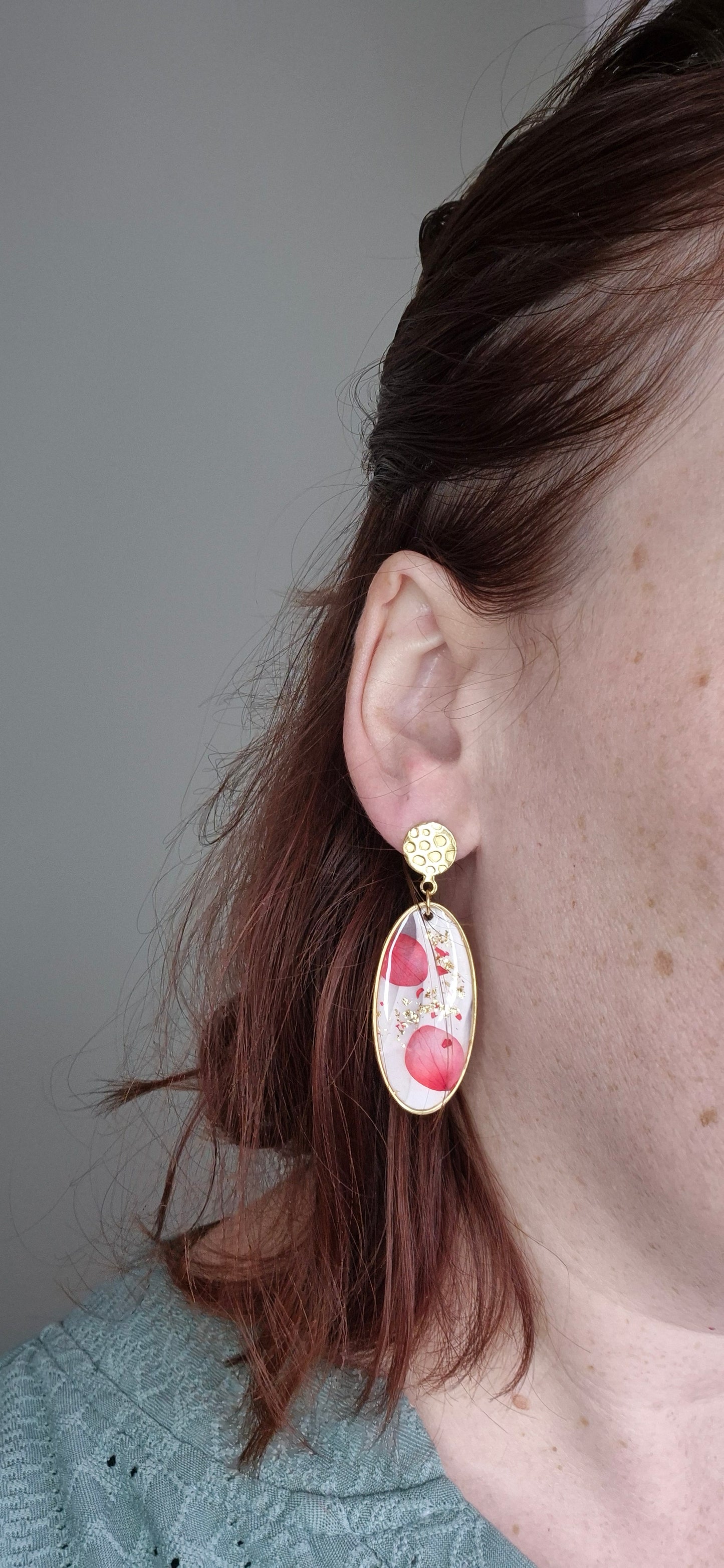 Boucles d’oreilles ovales – Élégance florale et dorure raffinée