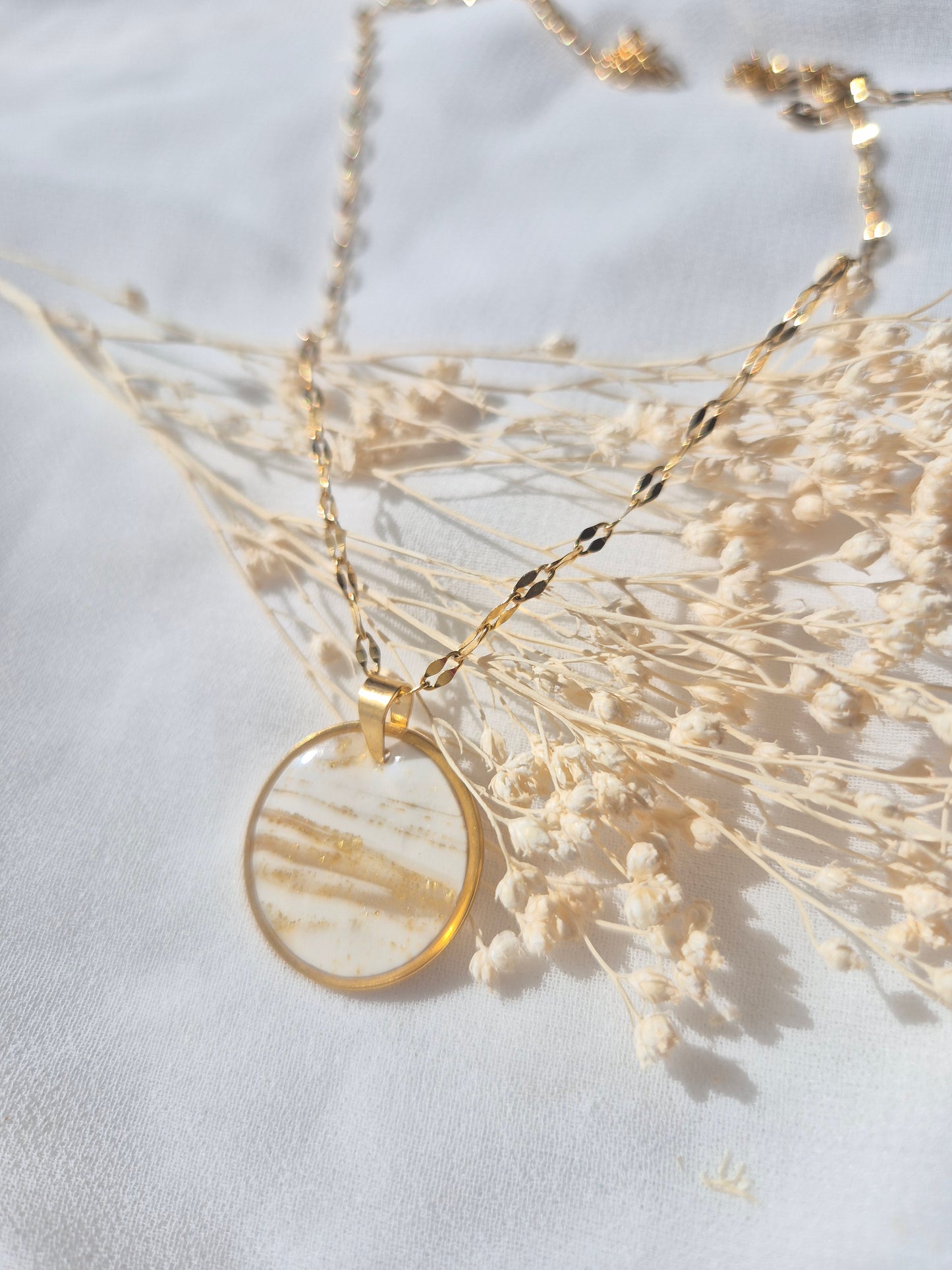 Pendentif Léontine doré – Coloris au choix