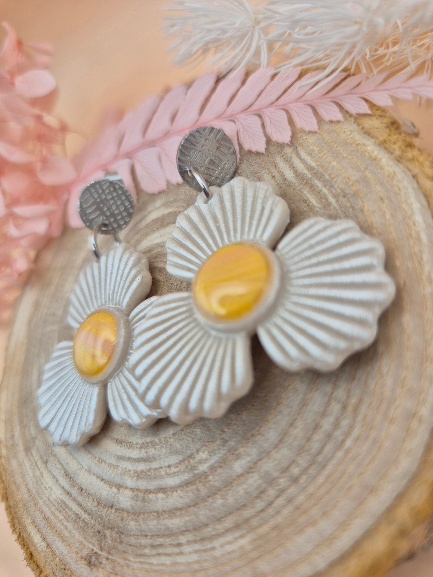 Boucles d’oreilles “Fleur de Douceur” – Blanc nacré & cœur orange pastel