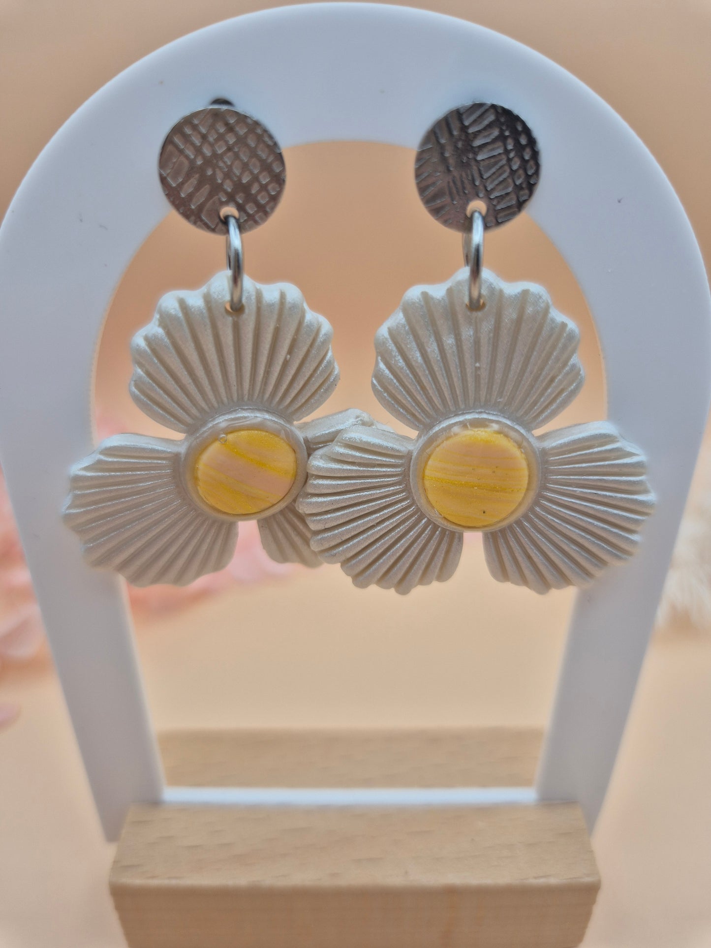 Boucles d’oreilles “Fleur de Douceur” – Blanc nacré & cœur orange pastel