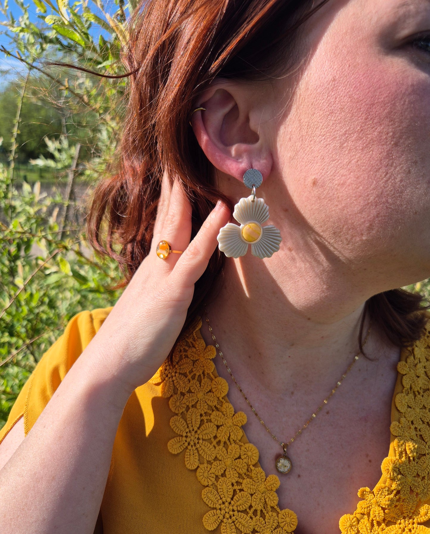 Boucles d’oreilles “Fleur de Douceur” – Blanc nacré & cœur orange pastel
