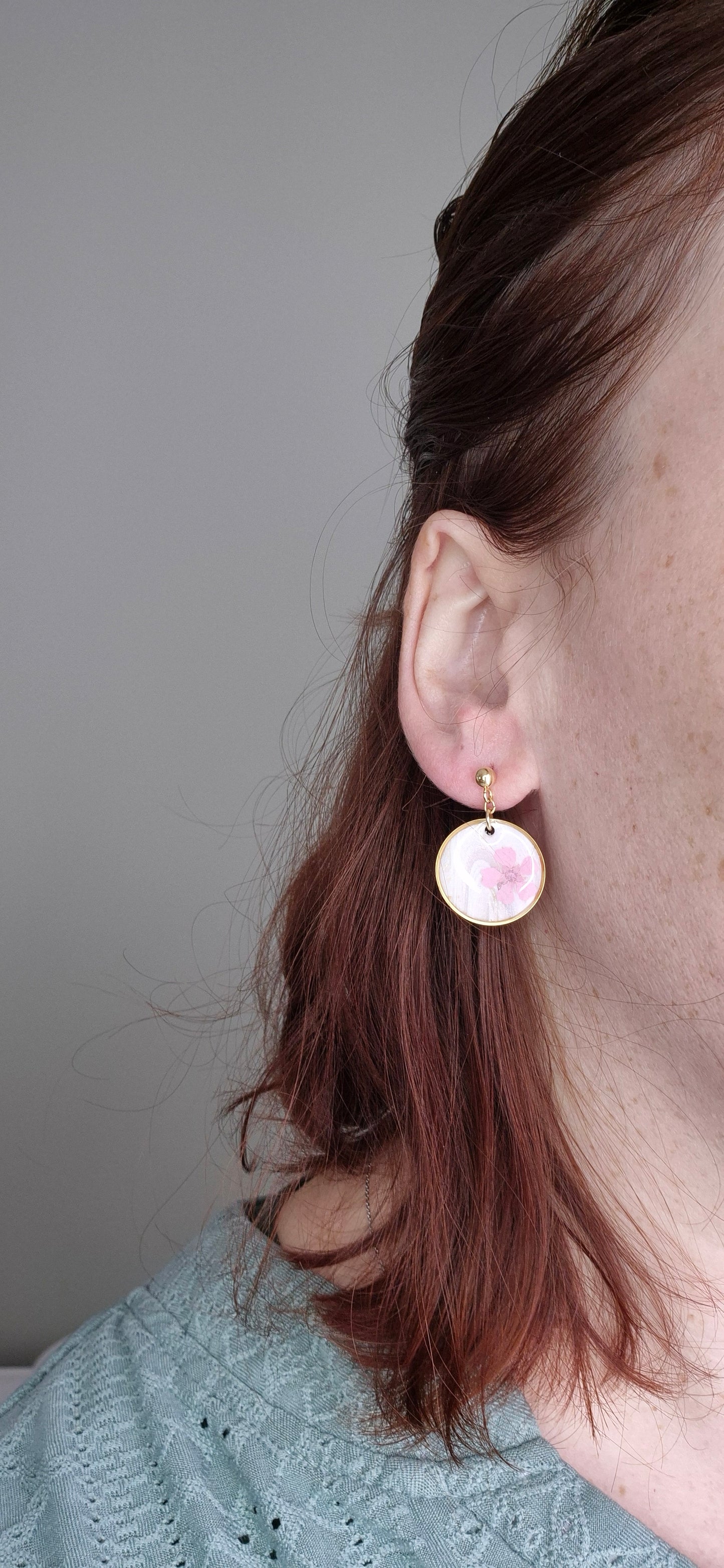 Petites boucles d’oreilles anneaux dorés – Douceur florale et transparence délicate