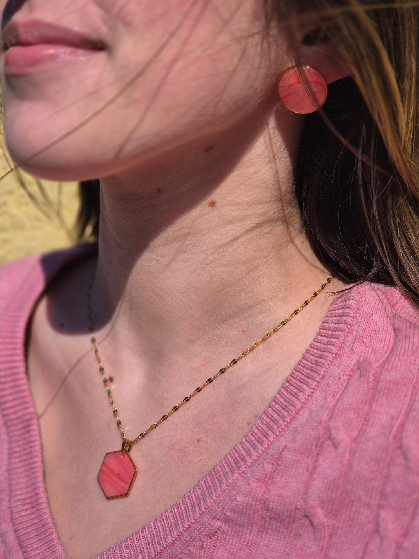 Pendentif octogonal doré avec pâte polymère marbrée transparente et rose