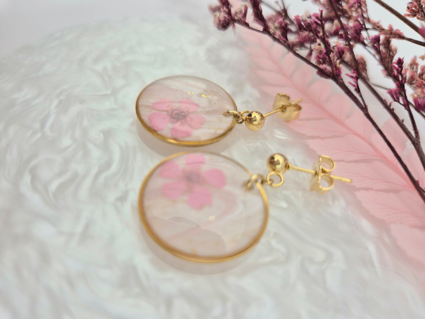 Petites boucles d’oreilles anneaux dorés – Douceur florale et transparence délicate