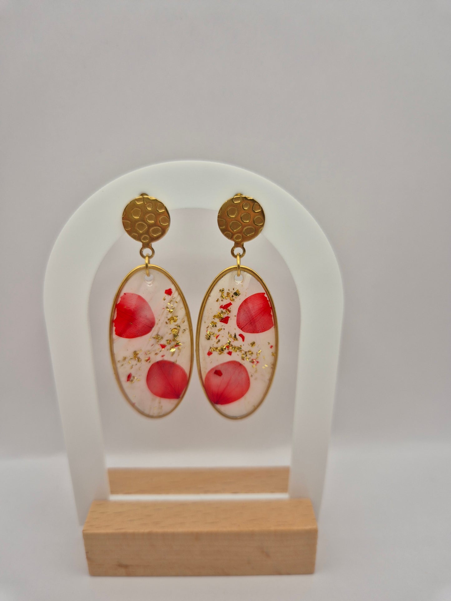 Boucles d’oreilles ovales – Élégance florale et dorure raffinée