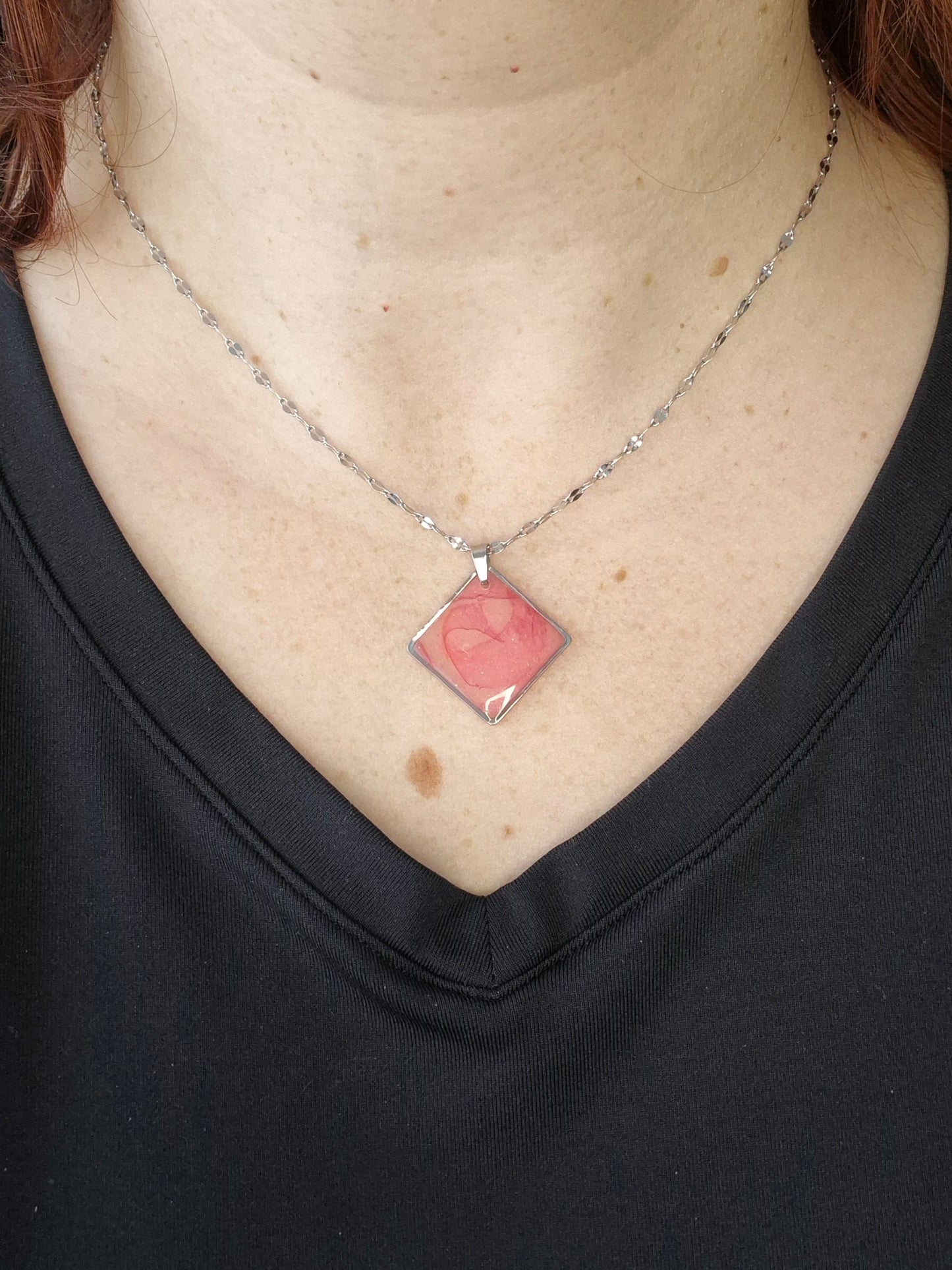 Pendentif carré argenté avec marbré translucide et rose