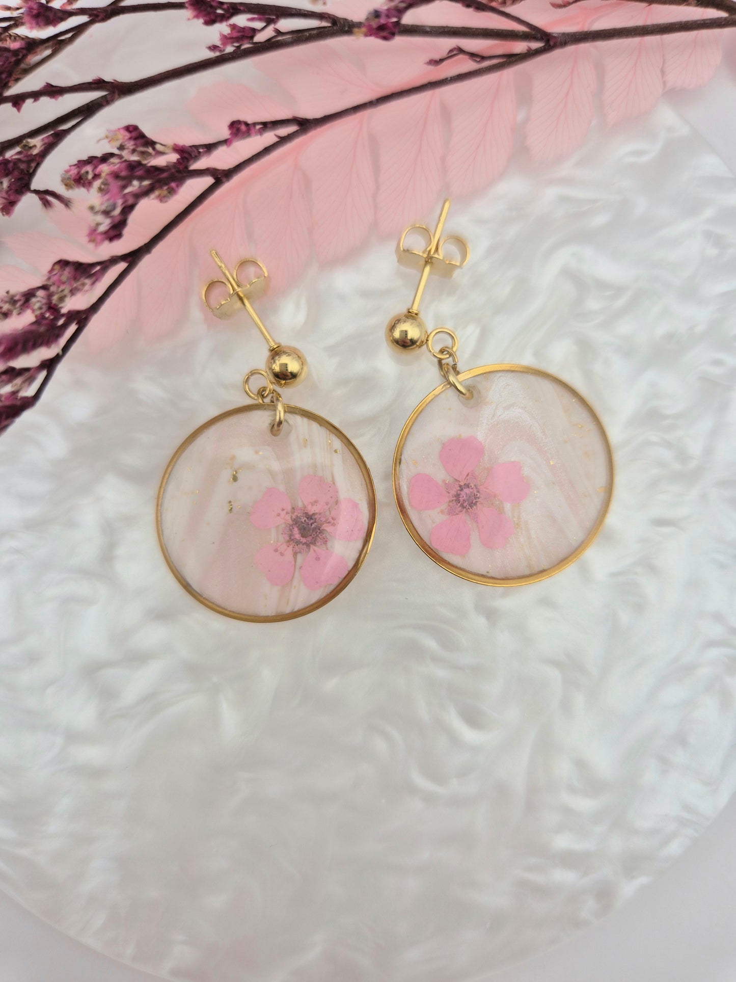 Petites boucles d’oreilles anneaux dorés – Douceur florale et transparence délicate