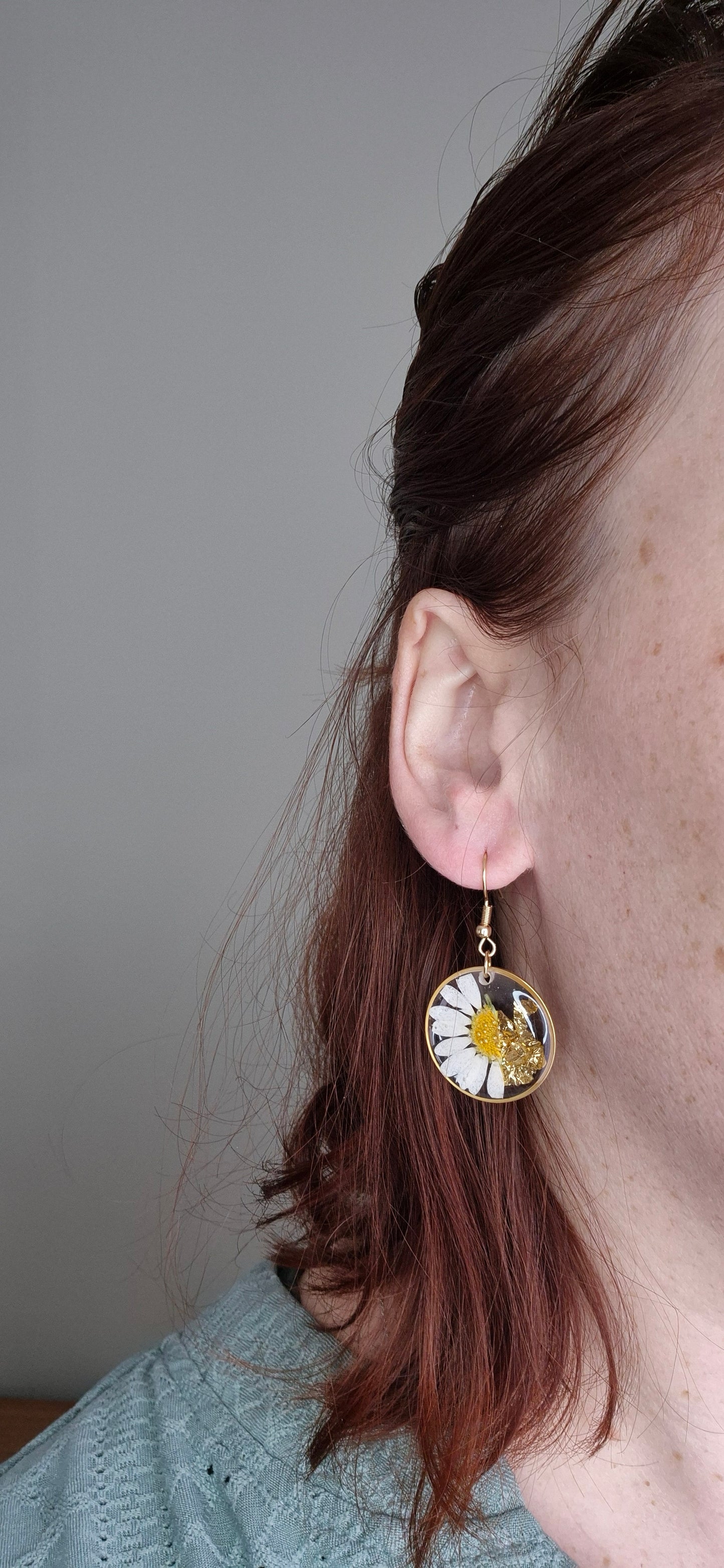 Boucles d’oreilles anneaux dorés – Marguerite et éclat d’or en transparence