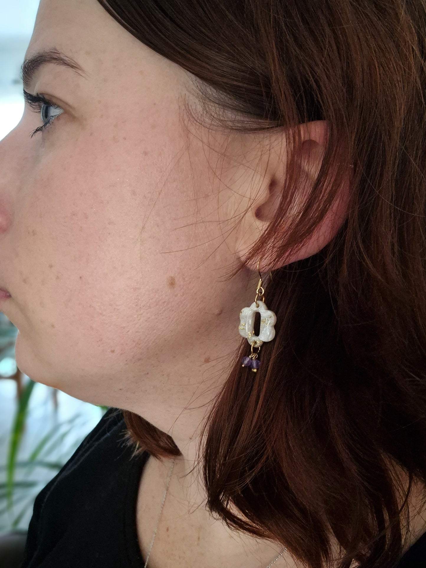 Petites boucles d'oreilles nacrées et dorées avec améthystes facettées