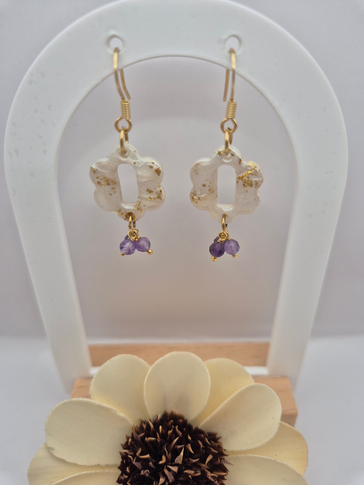 Petites boucles d'oreilles nacrées et dorées avec améthystes facettées