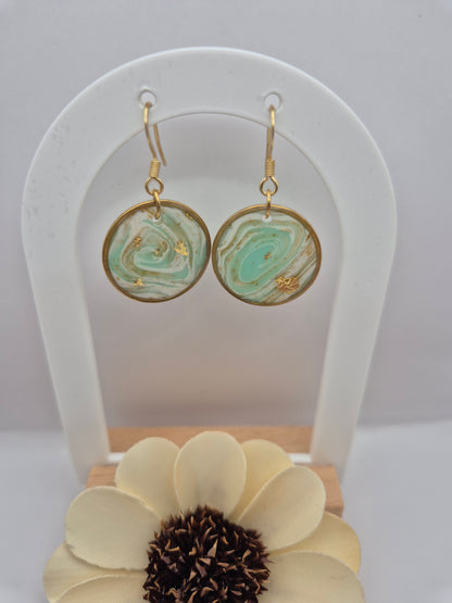 Boucles d'oreilles pendantes - Harmonie en bleu turquoise, blanc et translucide