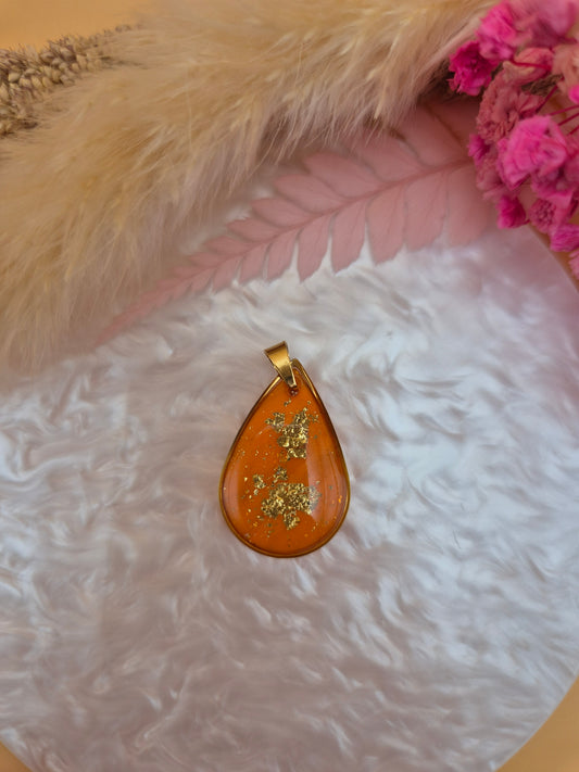 Pendentif doré en forme de goutte avec pâte polymère orange et feuille dorée