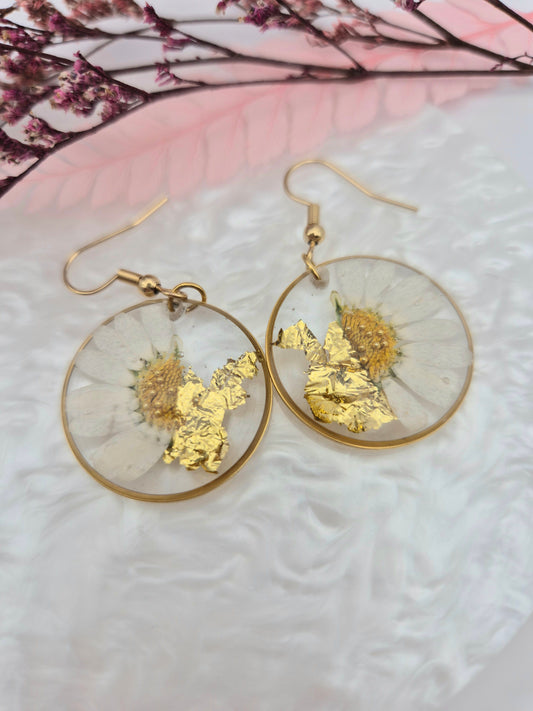 Boucles d’oreilles anneaux dorés – Marguerite et éclat d’or en transparence