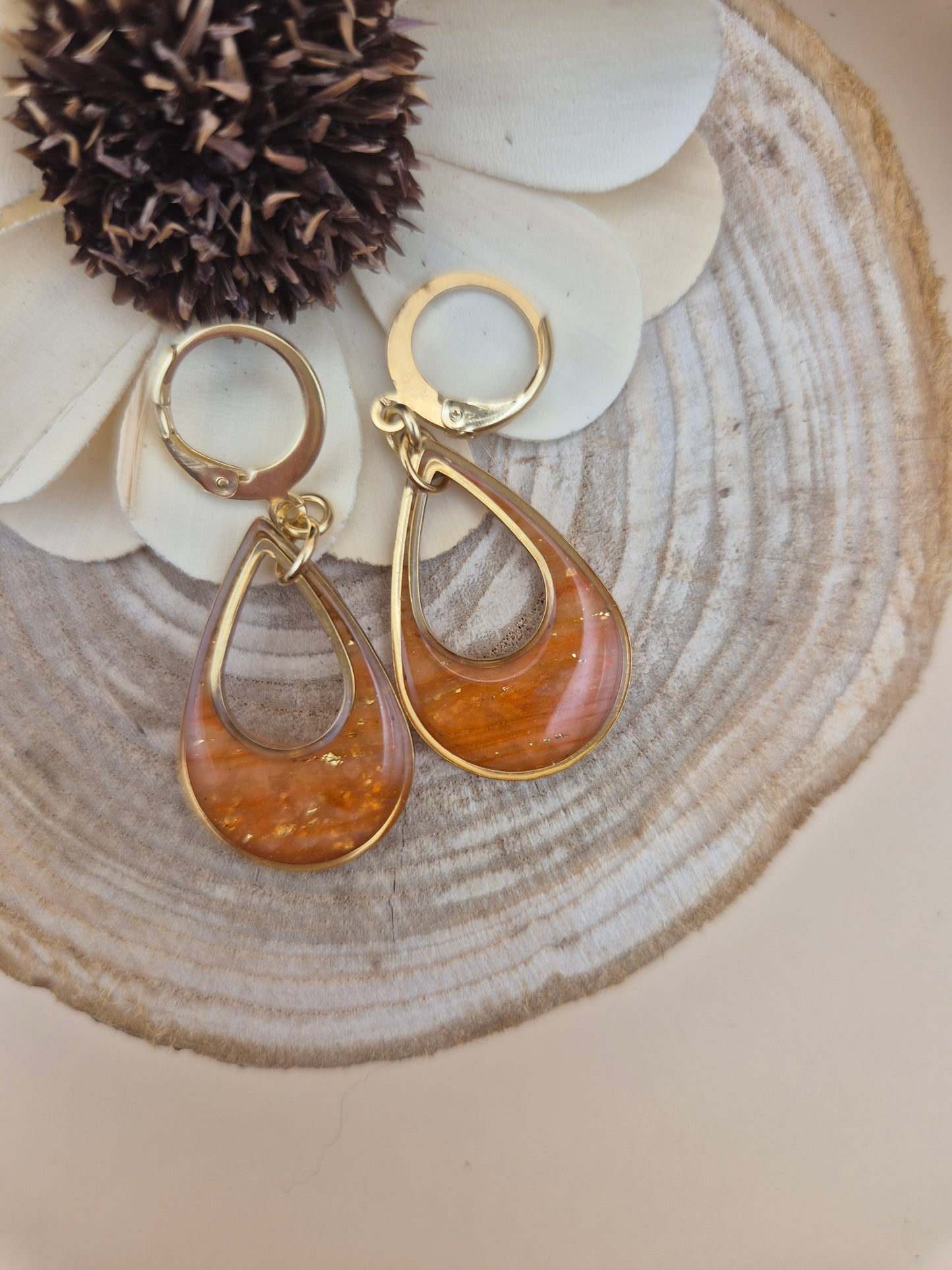 Élégance Captivante – Boucles d'Oreilles Goutte Dorée & Orangée