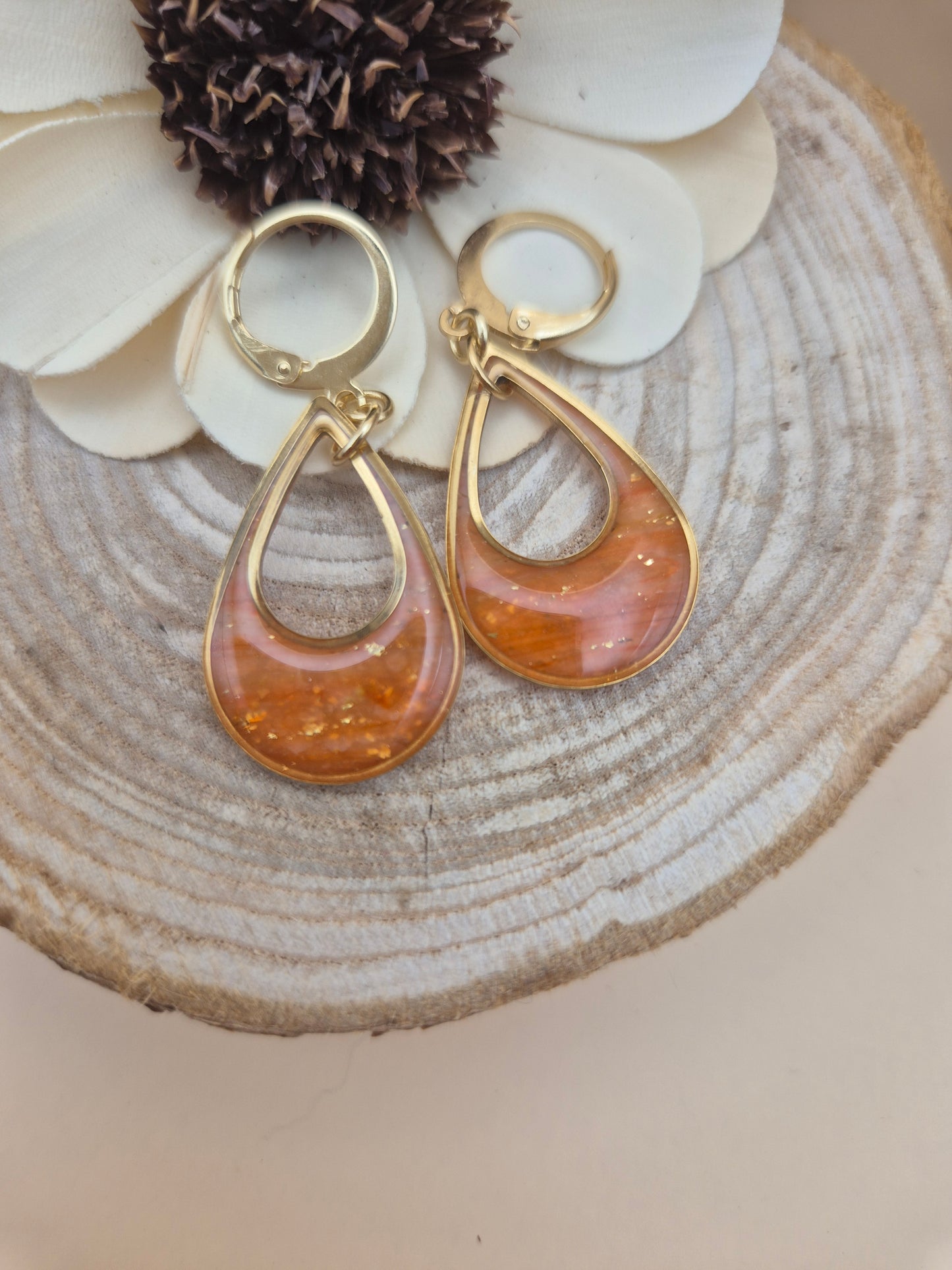 Élégance Captivante – Boucles d'Oreilles Goutte Dorée & Orangée