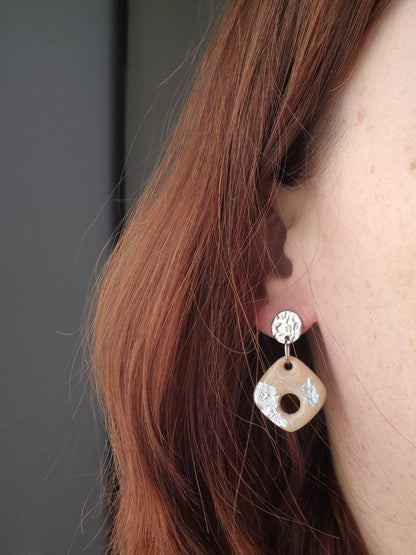 Boucles d'oreilles pendantes Louise - Douceur et élégance en beige et argenté