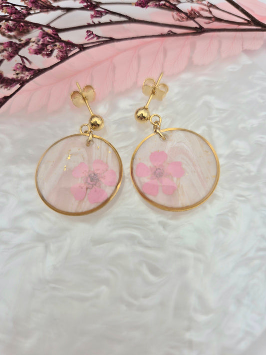 Petites boucles d’oreilles anneaux dorés – Douceur florale et transparence délicate