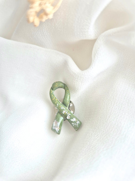 Pin’s ruban vert & gris – Collection solidaire Neuro Vie