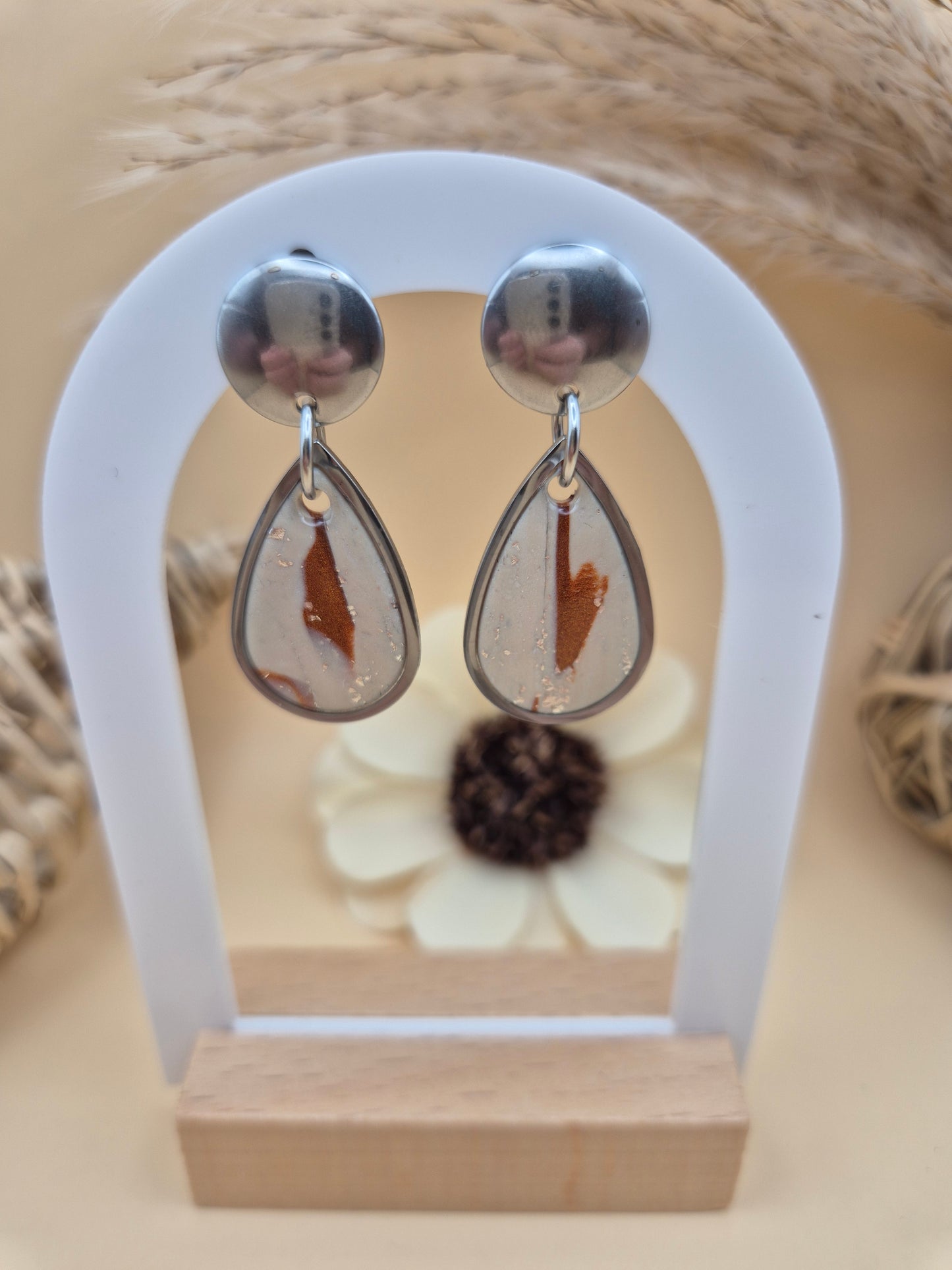 Élégance Naturelle – Boucles d'Oreilles Goutte Beige & Marron