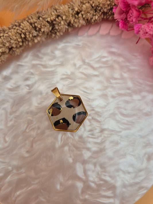 Pendentif octogonal doré avec motif léopard
