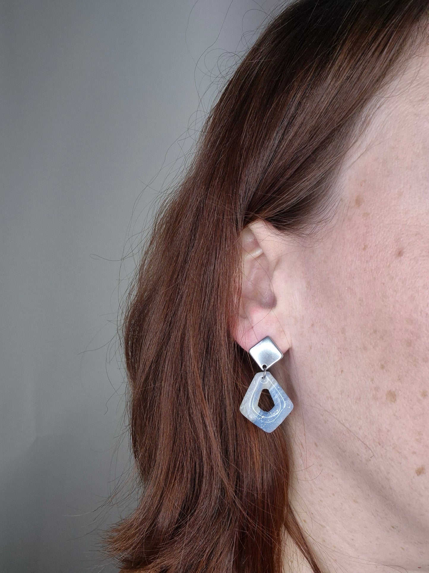 Boucles d'oreilles argentées et bleu clair marbré