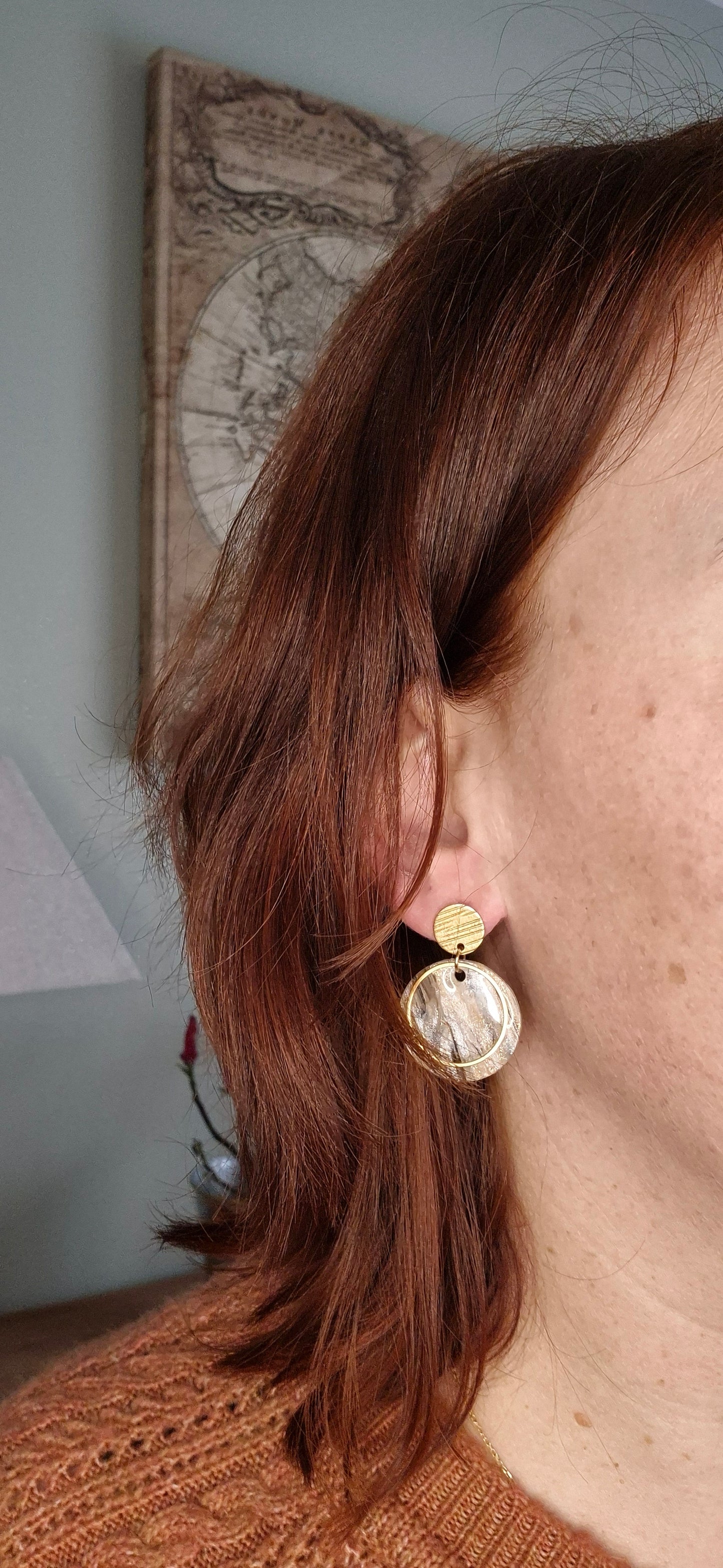 Éclat Minéral – Boucles d'Oreilles Marbrées & Acier Doré