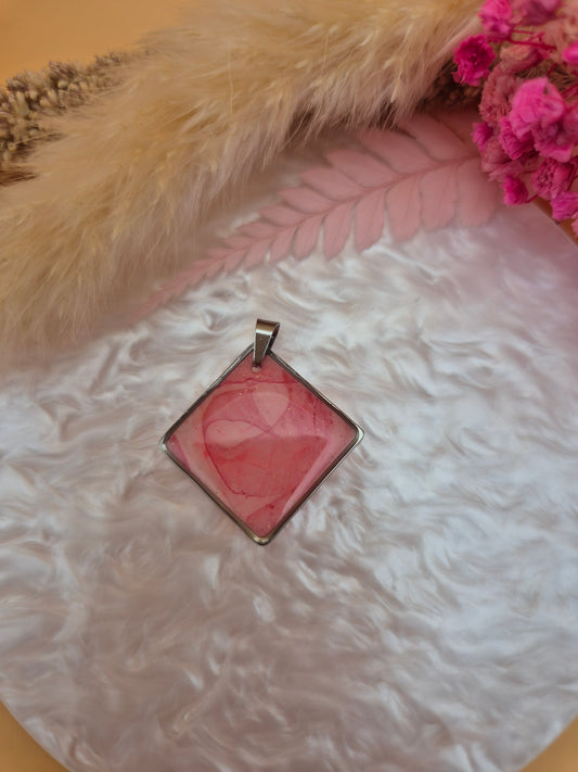 Pendentif carré argenté avec marbré translucide et rose