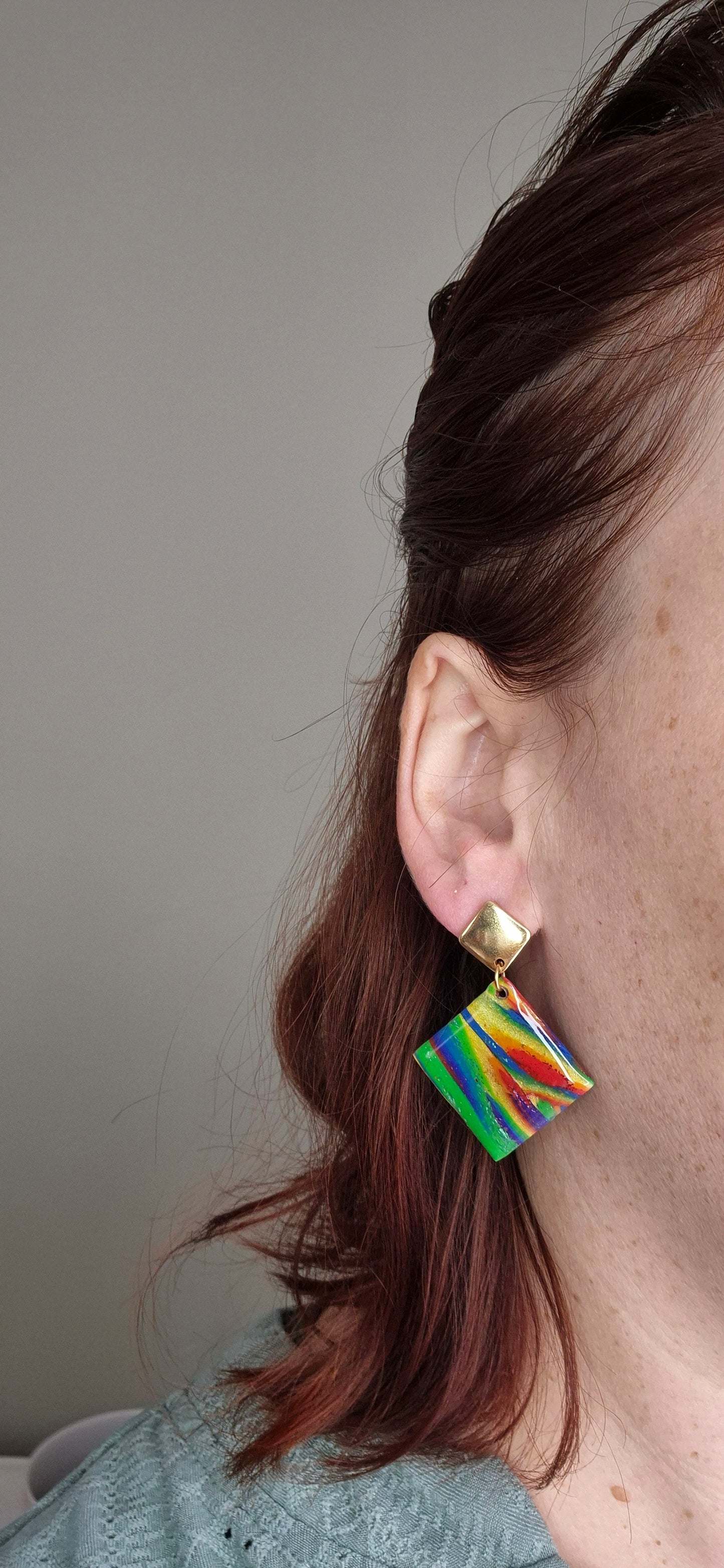 Boucles d’oreilles carrées – Explosion de couleurs et touche dorée