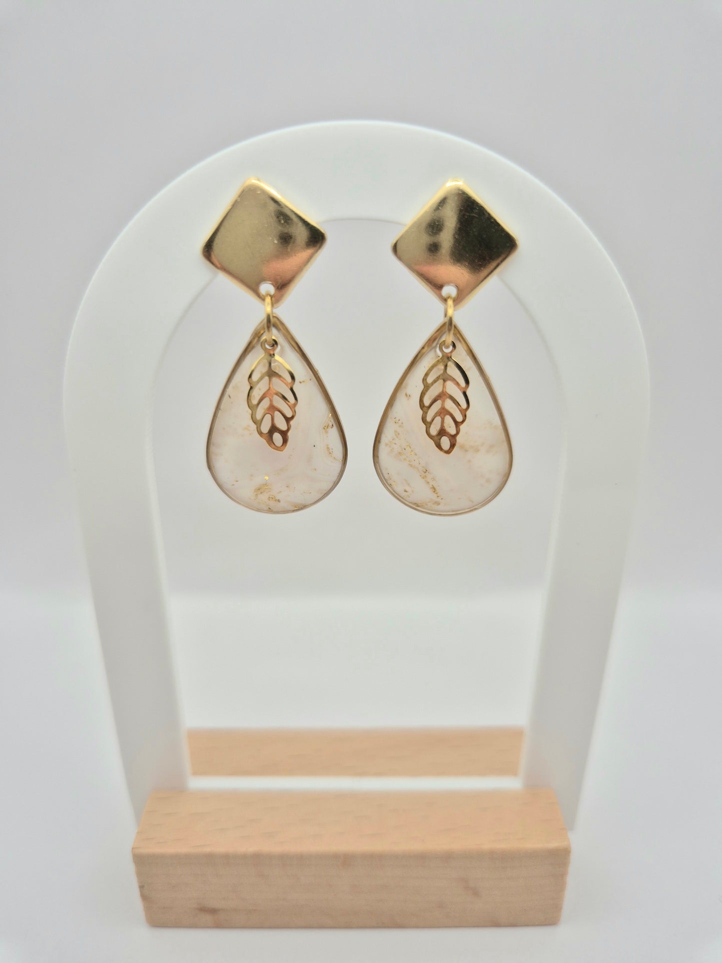 Boucles d’oreilles gouttes dorées – Élégance en mouvement et transparence subtile