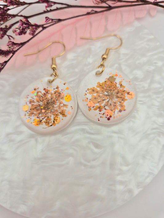 Boucles d’oreilles dorées – Éclat nacré et touche florale lumineuse