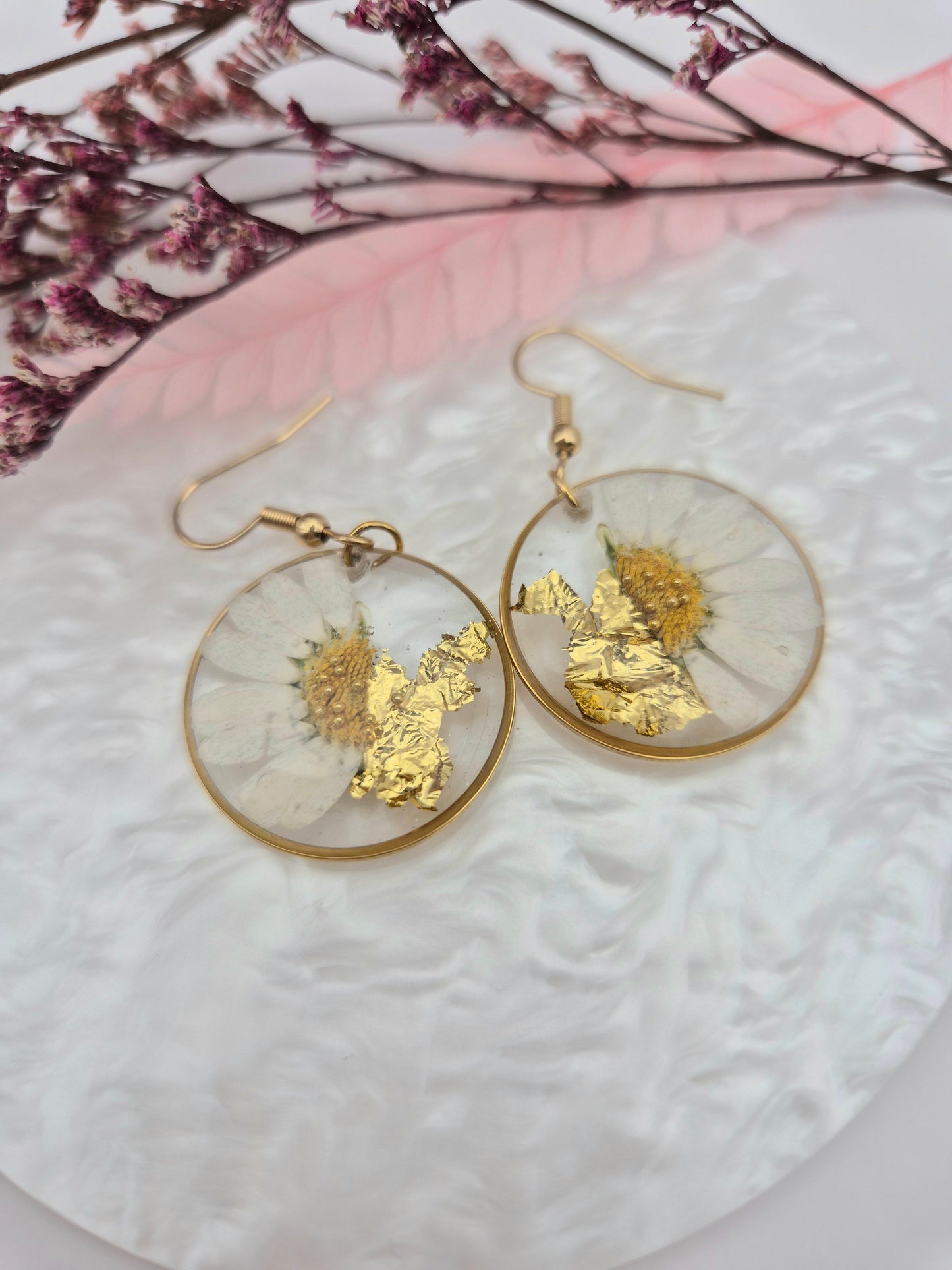 Boucles d’oreilles anneaux dorés – Marguerite et éclat d’or en transparence