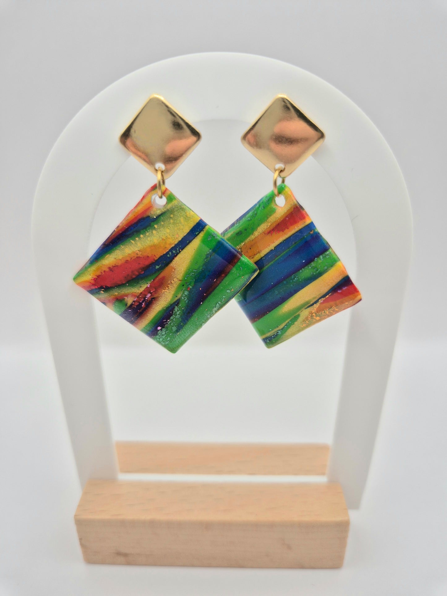 Boucles d’oreilles carrées – Explosion de couleurs et touche dorée