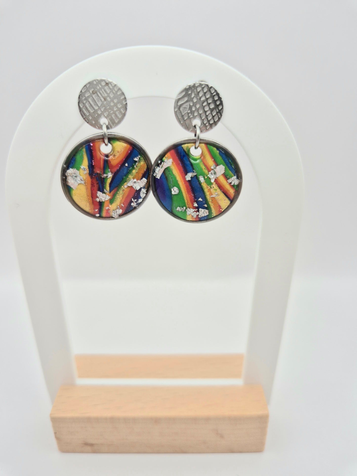 Boucles d’oreilles argentées – Harmonie arc-en-ciel et éclat argenté