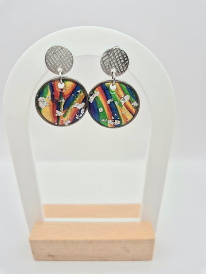 Boucles d’oreilles argentées – Harmonie arc-en-ciel et éclat argenté