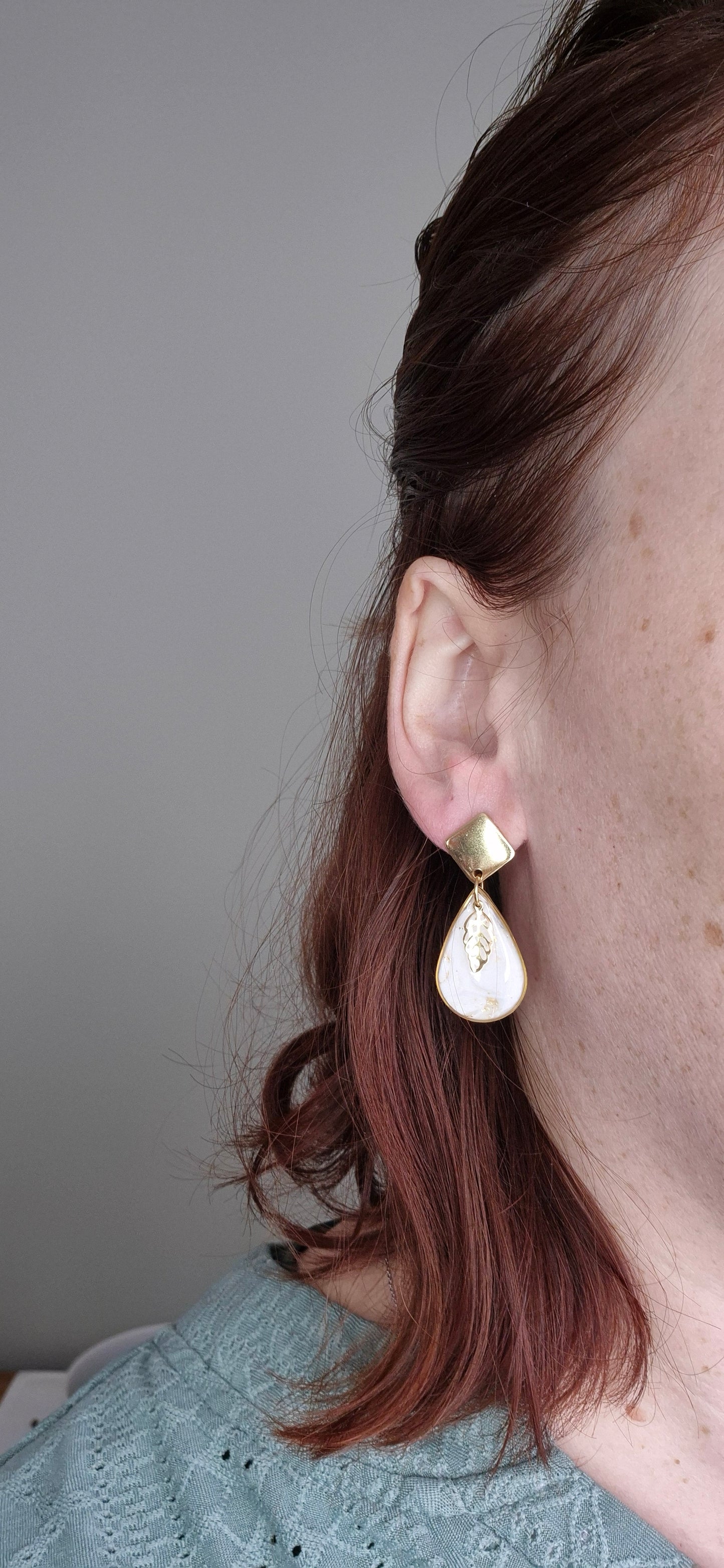 Boucles d’oreilles gouttes dorées – Élégance en mouvement et transparence subtile