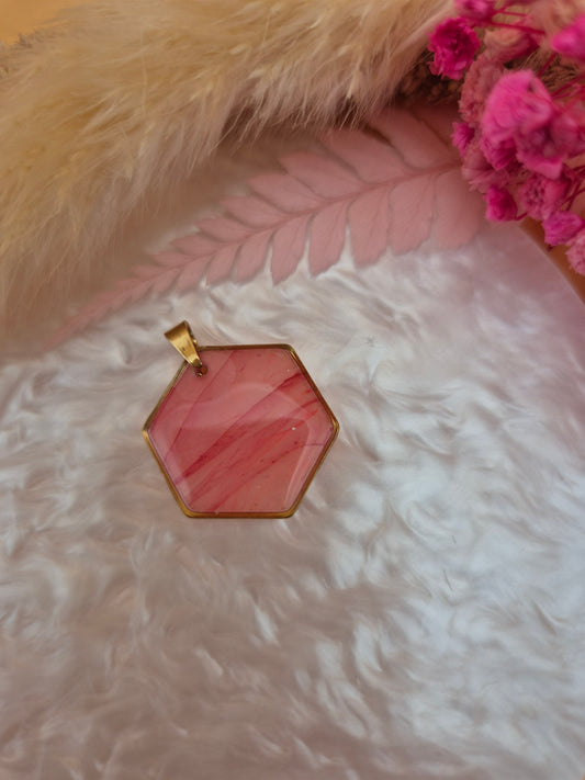 Pendentif octogonal doré avec pâte polymère marbrée transparente et rose