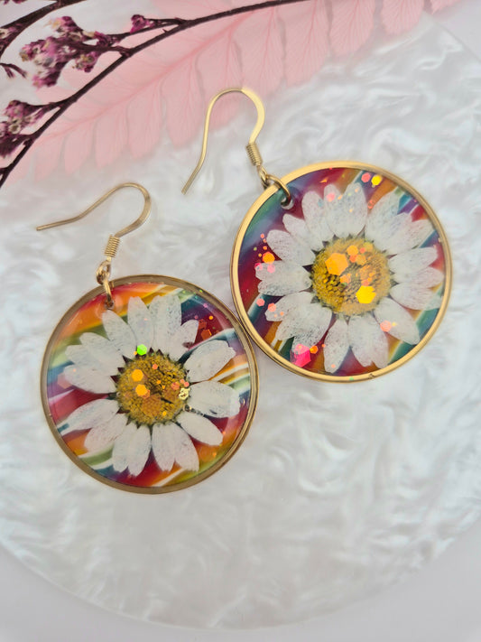 Boucles d’oreilles anneaux arc-en-ciel – Marguerite éclatante et touches scintillantes