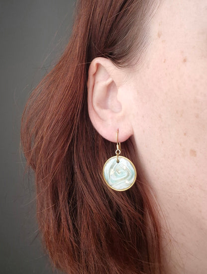 Boucles d'oreilles pendantes - Harmonie en bleu turquoise, blanc et translucide